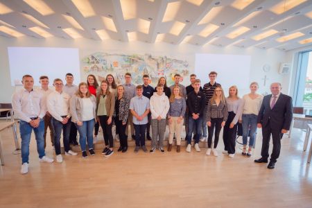 v.l. Elke Kleibrink (Ausbildungsbetreuung), Denis Hiebert, Thilo Steins, Paul Szymczak, Daniel Schadomsky, Jason Schmidt, Max Cramer-Fehring, Dominik Loos, Marcel Duttmann, Liam Ulitzner, Gerrit Becker, Paul Groth, Nils Mönnekes, Fabian Casties, Ina Pollmann, Michael Korsikowski, Marie May, Lisa-Marie Eschen, Carolin Sake (Ausbildungsleitung), Dr. Ulrich Conradi (Kreisdirektor)  Foto: Kreis Paderborn